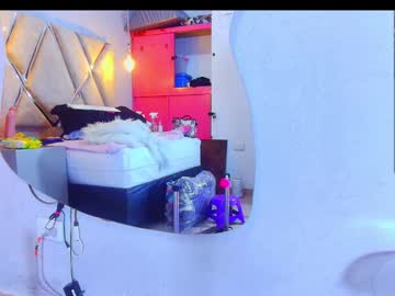 Alejandra Martinss • fuckmachine • 25y • A happy place ? • public