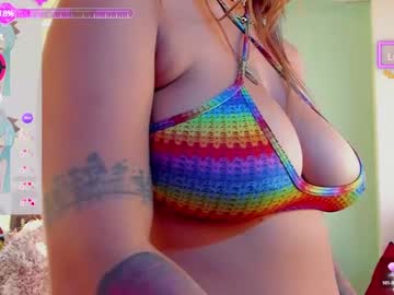 Amberr Thompson • bigboobs • 21y • Antioquia, Colombia • public