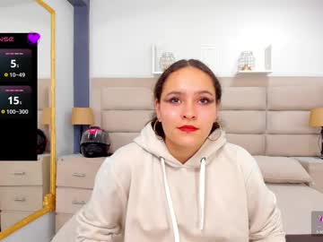 Annythomsonn • smoke • 24y • España • public