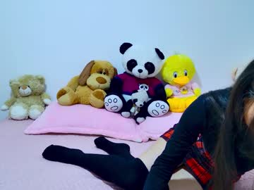 Emilyybennet  • skirt • 18y • Colombia • public