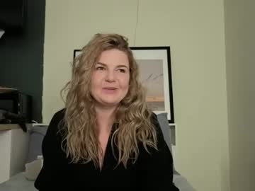 Illuminea live cam profile photo — HD — mommy — age 30 — Moon