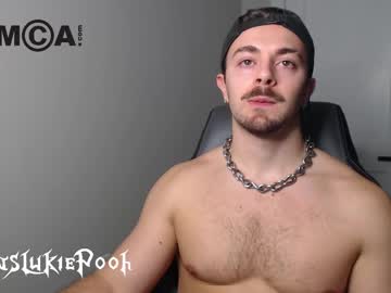 Itslukiepooh • gay • 28y • USA • public