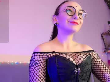 Jinhee Tiny • femdom • 30y • Desire • public