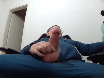 Justflo live cam profile photo — HD — dadbod — age 32 — That one city in that one country.