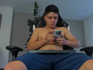 Live cam boy Kev_deluxe – Hot Male Cams