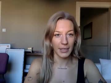 Londonbrooke • titties • 25y • England, United Kingdom • public