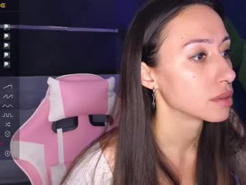 Nikkykiss • lovense • 25y • Your Brain :) • public