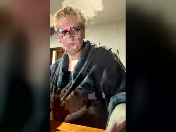 Queenbeeangel • bigboobs • 40y • somewhere over the rainbow • public