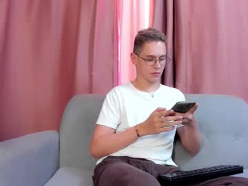 Live cam boy Royal_fantasy2, 19 yrs – Hot Male Cams