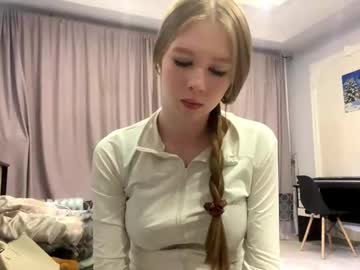 Silvazabinski • 18 • 18y • A quiet corner between warm lights and slow evenings — where time moves softer • public