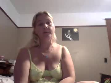 Thickthighs 92 • milf • 33y • Indiana, United States • public