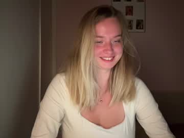 Moonlit Kiss  live cam preview — HD — new — age 24