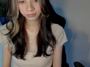 Nella Moon live cam preview — live — HD — shy — age 18